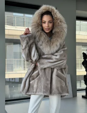 Шуба из аукционной пепельной норки с капюшоном из рыси