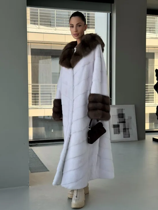 Белая норковая шуба с отделкой из куницы на рукавах и капюшоне - фото 13