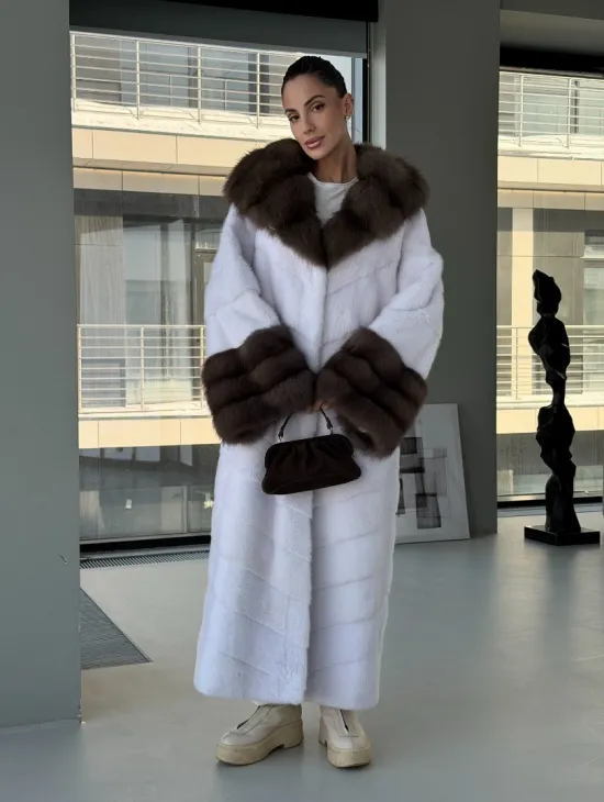 Белая норковая шуба с отделкой из куницы на рукавах и капюшоне - фото 14