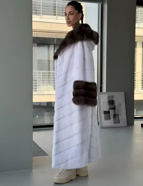 Белая норковая шуба с отделкой из куницы на рукавах и капюшоне - фото 4
