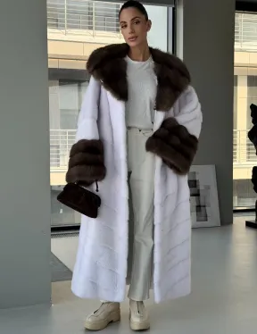 Белая норковая шуба с отделкой из куницы на рукавах и капюшоне - фото 0