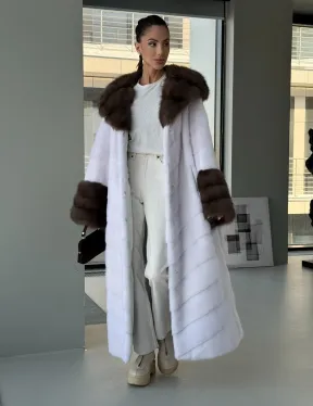 Белая норковая шуба с отделкой из куницы на рукавах и капюшоне - фото 12