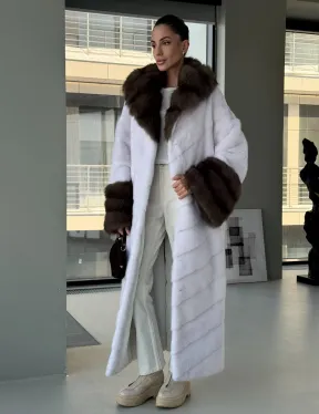 Белая норковая шуба с отделкой из куницы на рукавах и капюшоне - фото 7