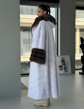 Белая норковая шуба с отделкой из куницы на рукавах и капюшоне - фото 9
