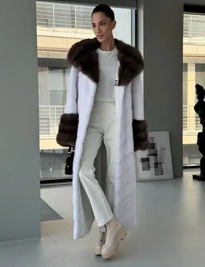 Белая норковая шуба с отделкой из куницы на рукавах и капюшоне - фото 5