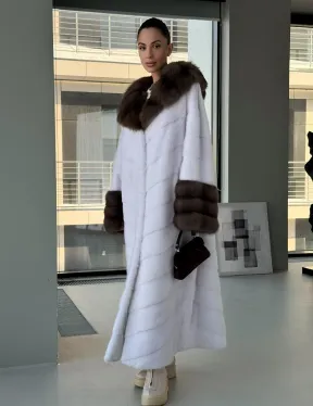 Белая норковая шуба с отделкой из куницы на рукавах и капюшоне - фото 13