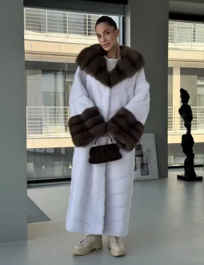 Белая норковая шуба с отделкой из куницы на рукавах и капюшоне - фото 14