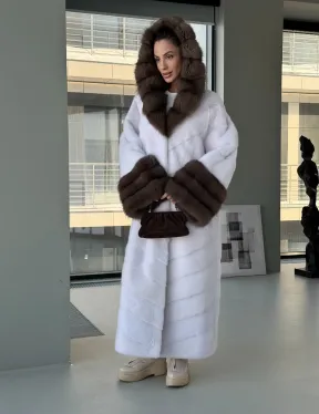 Белая норковая шуба с отделкой из куницы на рукавах и капюшоне - фото 11