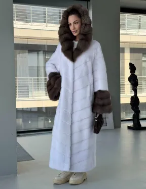 Белая норковая шуба с отделкой из куницы на рукавах и капюшоне - фото 8