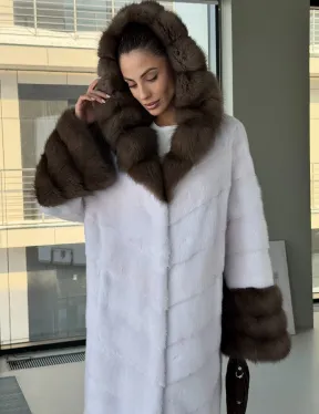 Белая норковая шуба с отделкой из куницы на рукавах и капюшоне - фото 6