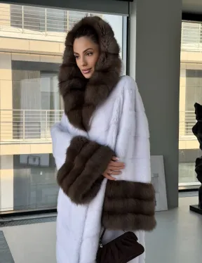 Белая норковая шуба с отделкой из куницы на рукавах и капюшоне - фото 15