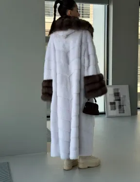 Белая норковая шуба с отделкой из куницы на рукавах и капюшоне - фото 2