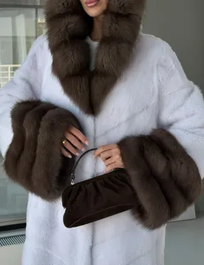 Белая норковая шуба с отделкой из куницы на рукавах и капюшоне - фото 1