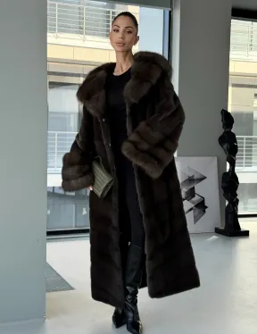 Норковая шуба с отделкой из куницы на рукавах и капюшоне - фото 15
