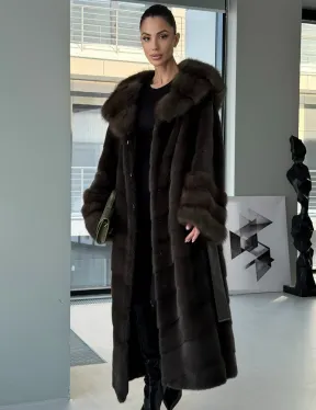 Норковая шуба с отделкой из куницы на рукавах и капюшоне - фото 0