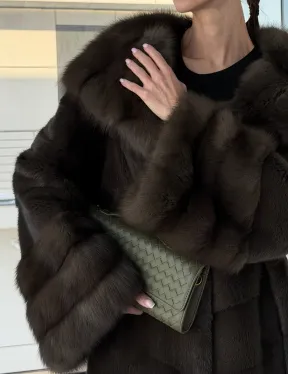 Норковая шуба с отделкой из куницы на рукавах и капюшоне - фото 2