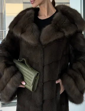 Норковая шуба с отделкой из куницы на рукавах и капюшоне - фото 1