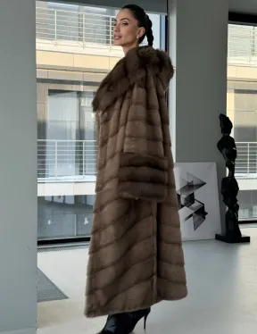 Длинная норковая шуба с отделкой из куницы на рукавах и капюшоне - фото 5