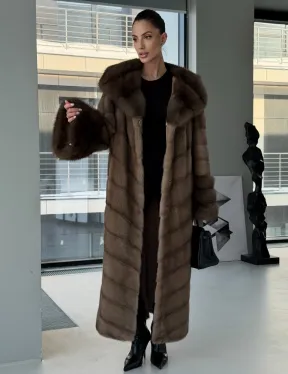 Длинная норковая шуба с отделкой из куницы на рукавах и капюшоне - фото 0