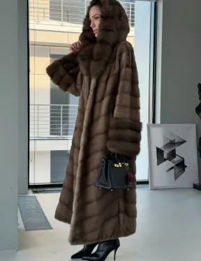 Длинная норковая шуба с отделкой из куницы на рукавах и капюшоне - фото 4