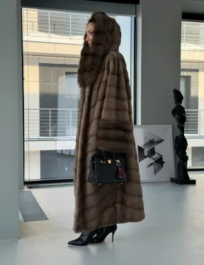 Длинная норковая шуба с отделкой из куницы на рукавах и капюшоне - фото 10