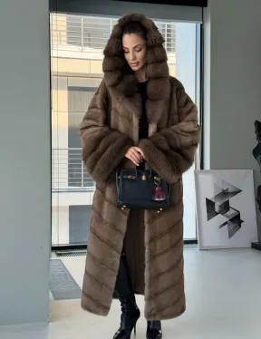 Длинная норковая шуба с отделкой из куницы на рукавах и капюшоне - фото 8