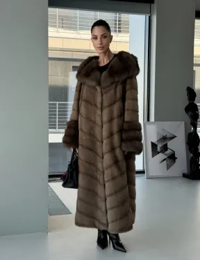 Длинная норковая шуба с отделкой из куницы на рукавах и капюшоне - фото 15