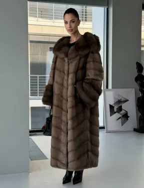 Длинная норковая шуба с отделкой из куницы на рукавах и капюшоне - фото 12