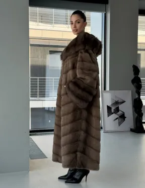 Длинная норковая шуба с отделкой из куницы на рукавах и капюшоне - фото 9