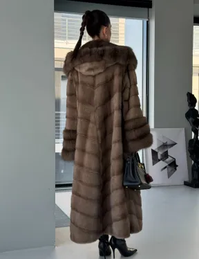 Длинная норковая шуба с отделкой из куницы на рукавах и капюшоне - фото 11