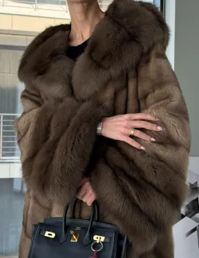 Длинная норковая шуба с отделкой из куницы на рукавах и капюшоне - фото 3