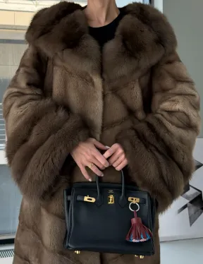 Длинная норковая шуба с отделкой из куницы на рукавах и капюшоне - фото 2