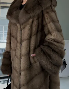 Длинная норковая шуба с отделкой из куницы на рукавах и капюшоне - фото 1