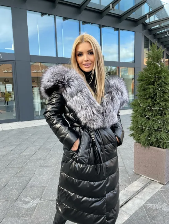 Чёрное пуховое пальто с меховым капюшоном