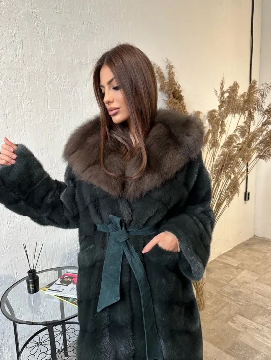 Шуба норковая с капюшоном из меха куницы в цвете малахит