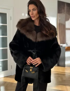 шуба из норки с капюшоном из меха куницы
