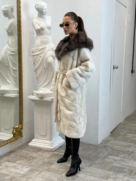 Шуба из меха норки Velvet с капюшоном из меха куницы