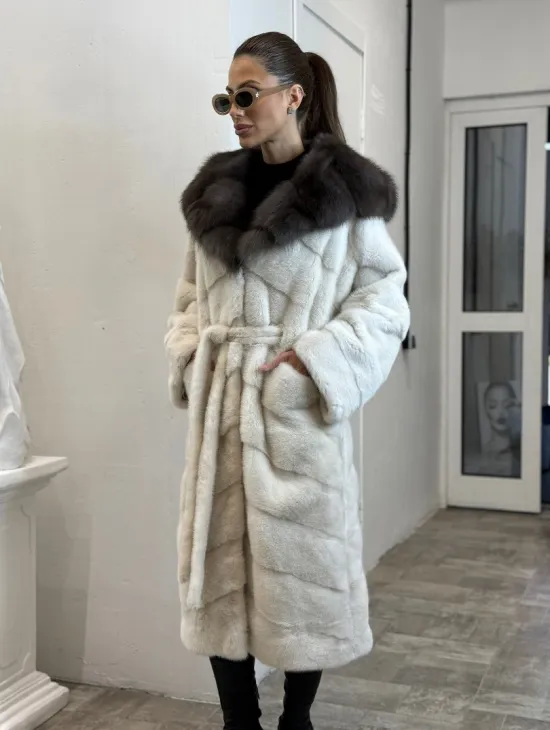 Шуба из меха норки Velvet с капюшоном из меха куницы