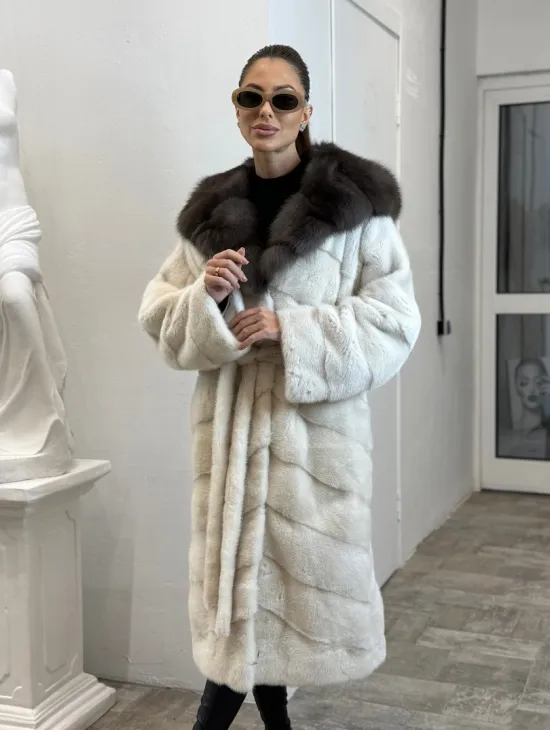 Шуба из меха норки Velvet с капюшоном из меха куницы