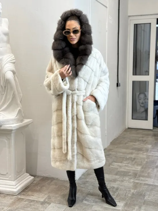 Шуба из меха норки Velvet с капюшоном из меха куницы