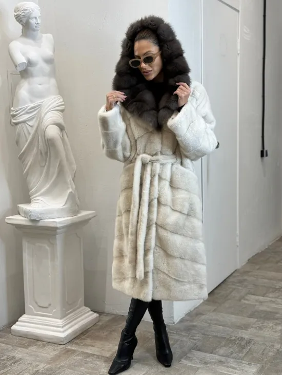 Шуба из меха норки Velvet с капюшоном из меха куницы