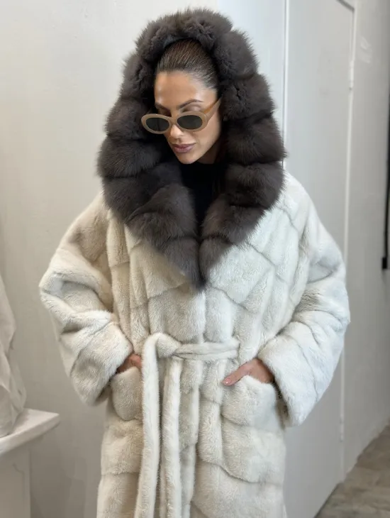 Шуба из меха норки Velvet с капюшоном из меха куницы