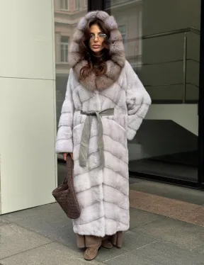 Шуба норковая серо-голубого цвета с капюшоном из куницы