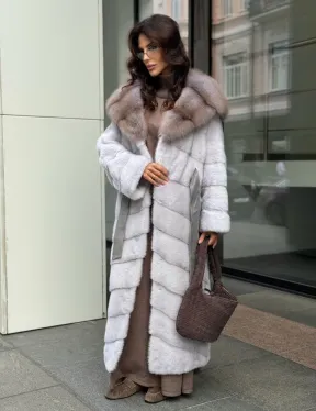 Шуба норковая серо-голубого цвета с капюшоном из куницы