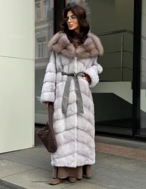 Шуба норковая серо-голубого цвета с капюшоном из куницы