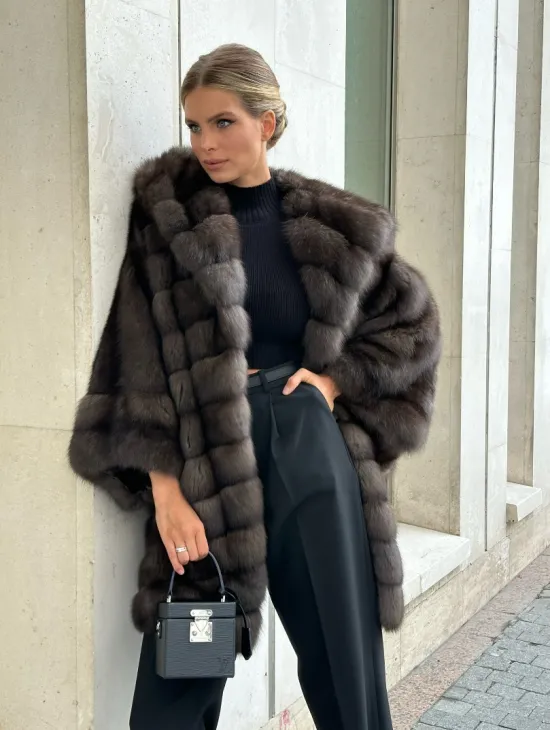 Эффектный жакет из меха соболя с капюшоном седина 1/2