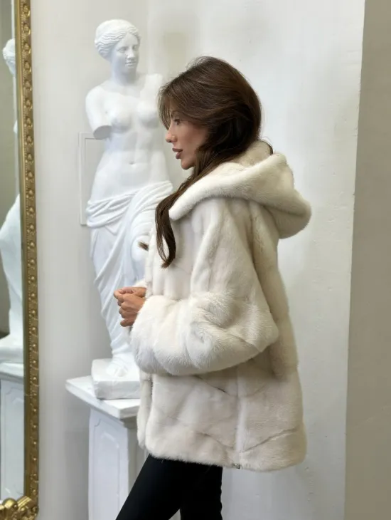 Короткая норковая шуба с капюшоном - цвет ваниль