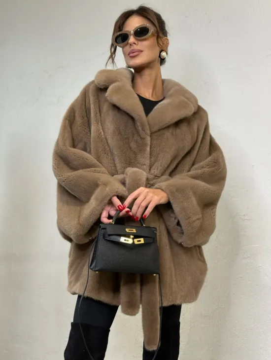 Шуба летучая мышь мех VELVET английский воротник - цвет палевый