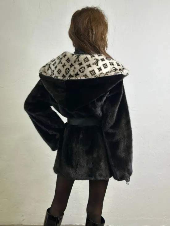 Черная норковая шуба, капюшон с принтом Louis Vuitton