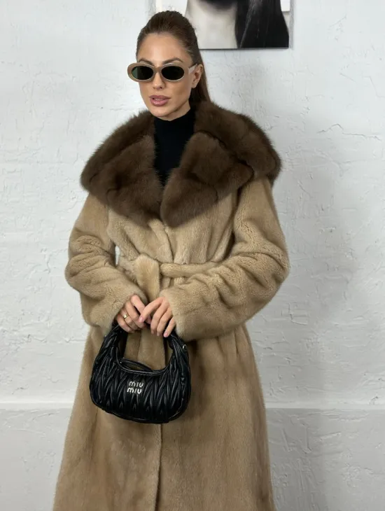 Песочная норковая шуба с капюшоном из куницы